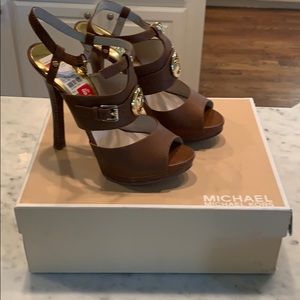 NIB MICHAEL KORS Mackenzie sandal - Color Luggage